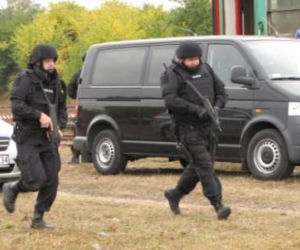 WARKA: Terroryści opanowali pociąg. Strzelanina na stacji kolejowej! + ZDJĘCIA