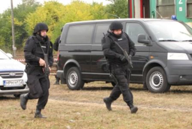 WARKA: Terroryści opanowali pociąg. Strzelanina na stacji kolejowej! + ZDJĘCIA