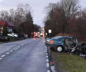 Czołowe zderzenie samochodów w Trzciance