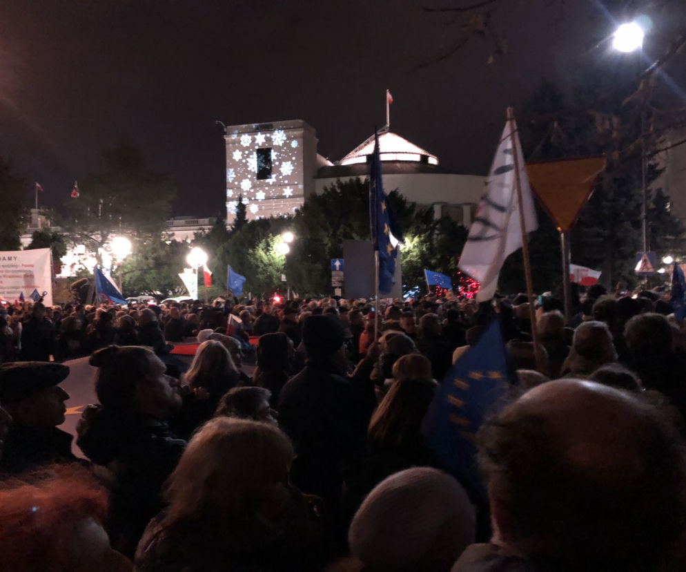 Protesty w obronie niezależności sądownictwa przed Sejmem 