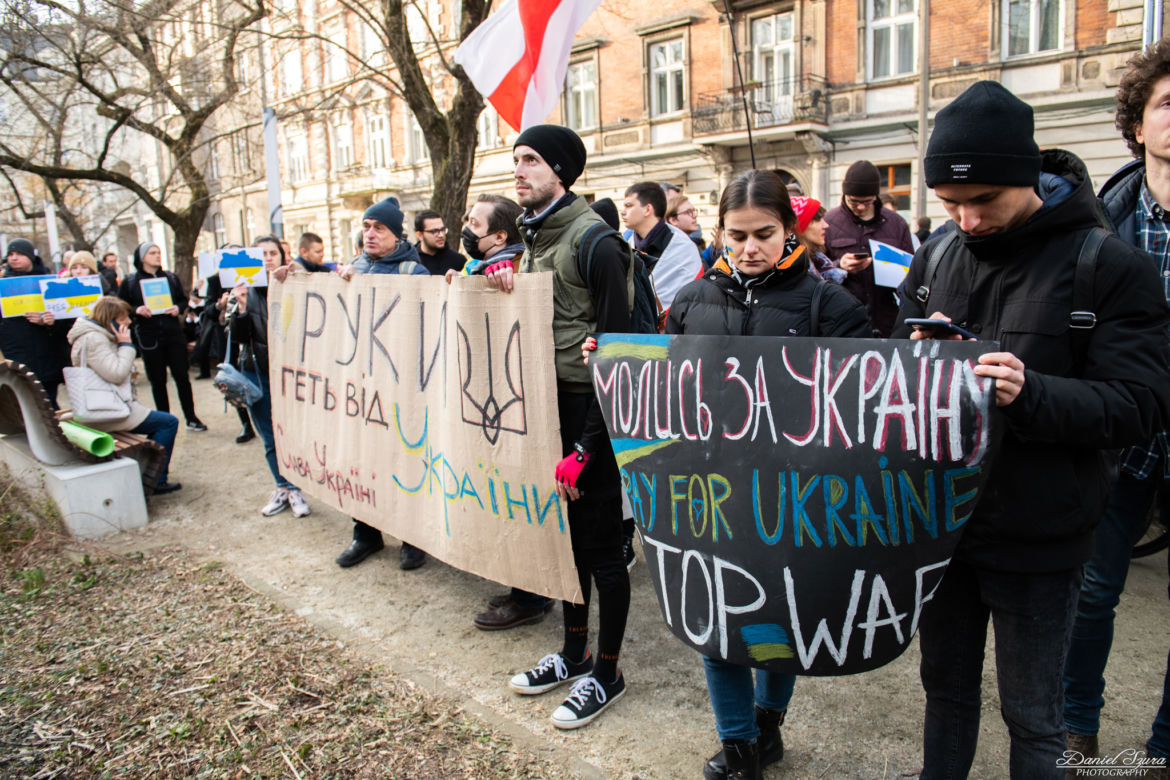  Kraków solidarny z Ukrainą. Setki osób przyszło na manifestację [ZDJĘCIA]
