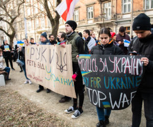  Kraków solidarny z Ukrainą. Setki osób przyszło na manifestację [ZDJĘCIA]