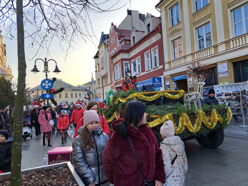 Parada Św. Mikołaja w Rzeszowie. Tłumy dzieci na spotkaniu ze Świętym na Rynku