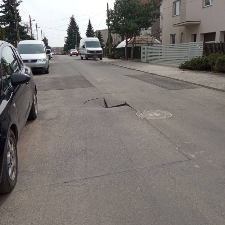 Poznań. Potężna dziura w drodze! Niebezpieczeństwo wisiało w powietrzu 