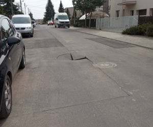 Poznań. Potężna dziura w drodze! Niebezpieczeństwo wisiało w powietrzu 