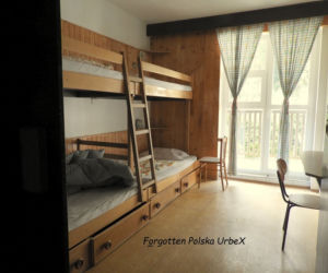 Lalka śpiąca w łóżku i urządzenia rehabilitacyjne. Co znajduje się w opuszczonym sanatorium przy polskiej granicy? [ZDJĘCIA]