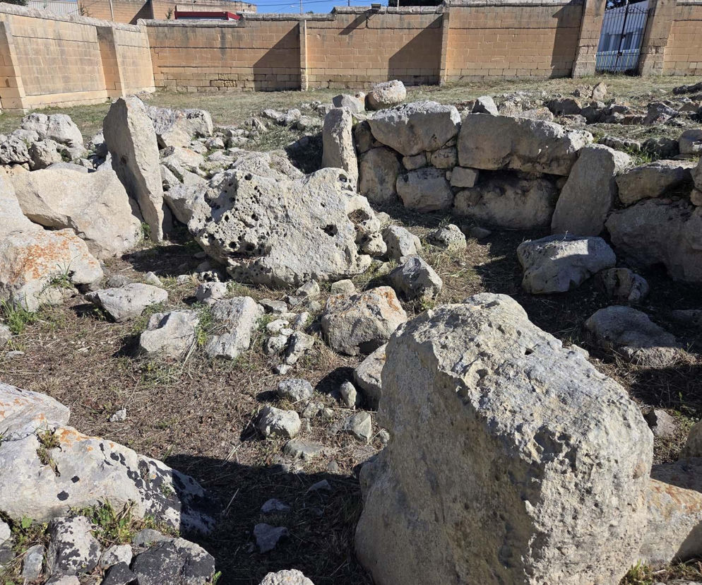 Kamienne ruiny świątyni Kordin III na Malcie otoczone murem. O tej archeologicznej zagadce przeczytasz w Eska.