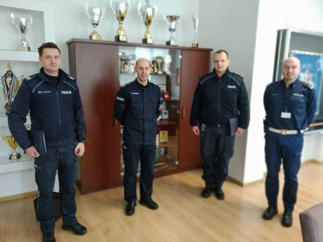Niosła 4 siatki z zakupami. Podwieźli ją policjanci z Grudziądza