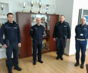 Niosła 4 siatki z zakupami. Podwieźli ją policjanci z Grudziądza