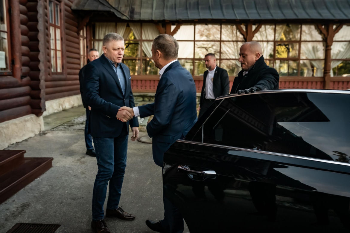 Tusk spotkał się z Fico. Uwagę zwraca to, co wisiało na ścianach