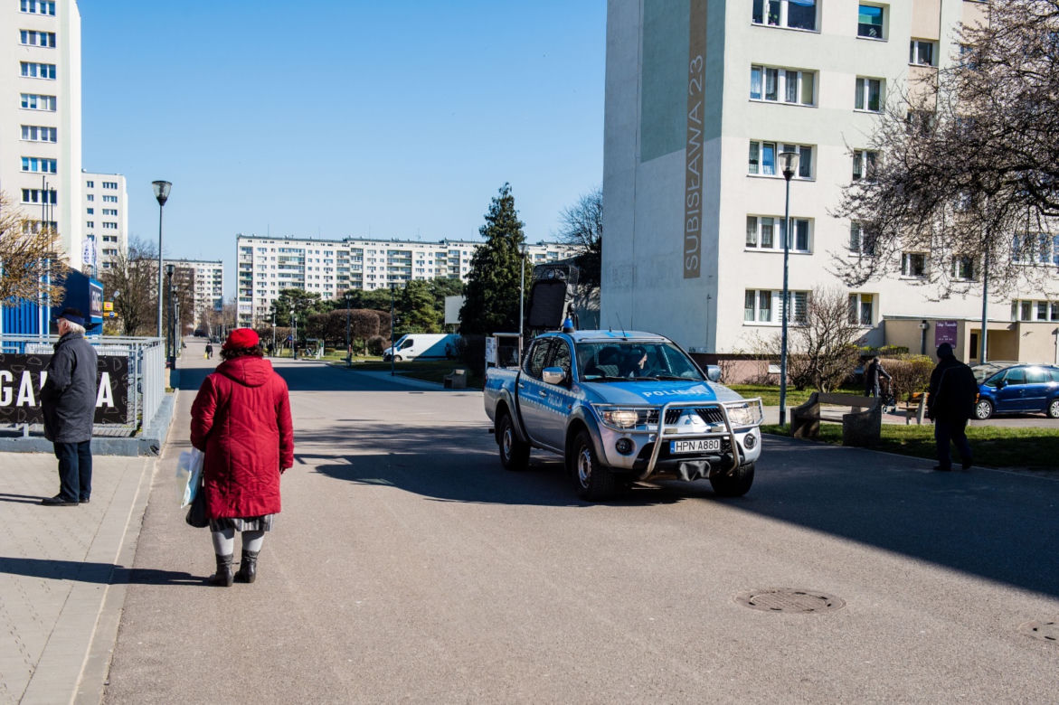 Koronawirus w Trójmieście. Zostań w domu - apeluje policja przez megafony i drony [ZDJĘCIA]