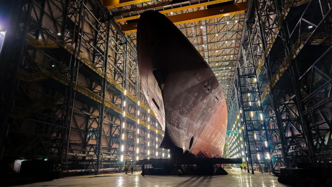 Przyszły ORP "Wicher" w hali PGZ SW