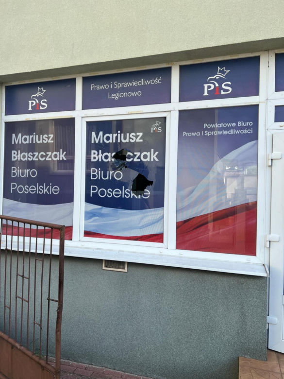 Biuro ministra Błaszczaka zdewastowane. Atak kamieniami w Legionowie