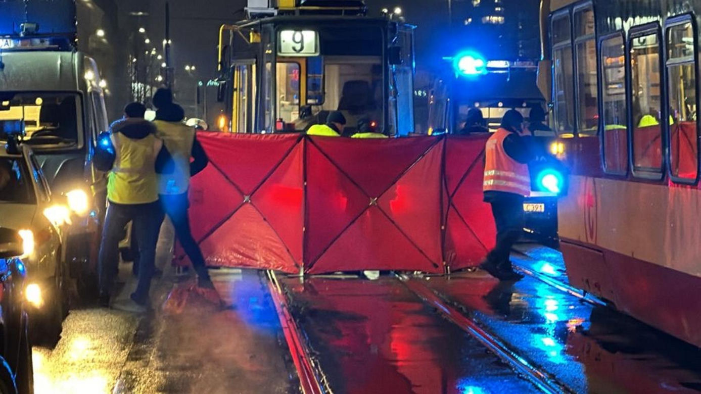 Staruszka wpadła pod tramwaj na przejściu dla pieszych! Tragedia w centrum