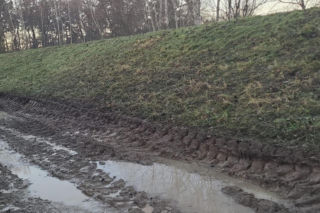 Dewastacja wałów przeciwpowodziowych pod Wrocławiem