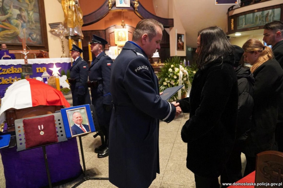 „Niebo płakało, a my razem z nim”. Strumienie deszczu i łez na pogrzebach Daniela i Ireneusza