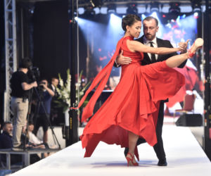 Anna Iberszer i Piotr Woźniak tańczą tango na 90-leciu Juraty i pokazie Doroty Goldpoint