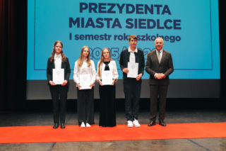 Najzdolniejsi uczniowie odebrali stypendia Prezydenta Miasta Siedlce