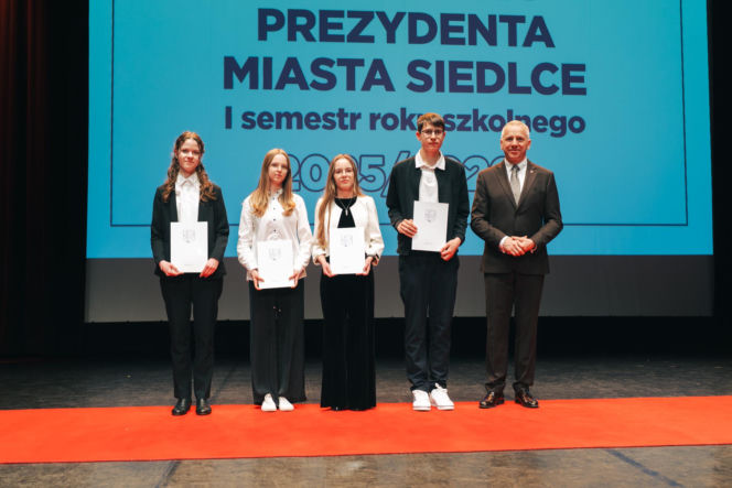 Najzdolniejsi uczniowie odebrali stypendia Prezydenta Miasta Siedlce