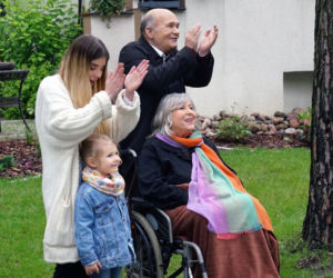 Barwy szczęścia odc. 2130. Teresa (Jolanta Lothe), Fryderyk Struzik (Paweł Nowisz), Agata (Natalia Zambrzycka), Marysia (Antonina Niewiarowska)