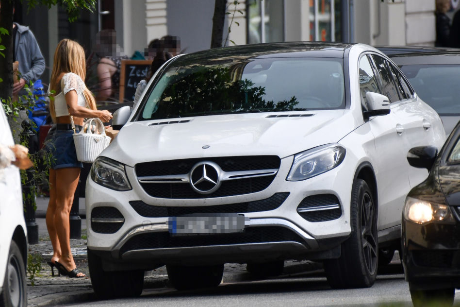 Ociekająca seksem Doda ładuje się do potężnego Mercedesa. 
