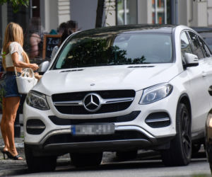 Ociekająca seksem Doda ładuje się do potężnego Mercedesa. 