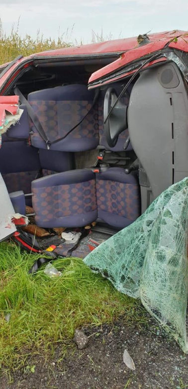 Buszkowo koło Bydgoszczy: Dachowanie auta. Trzy osoby zakleszczone [ZDJĘCIA]
