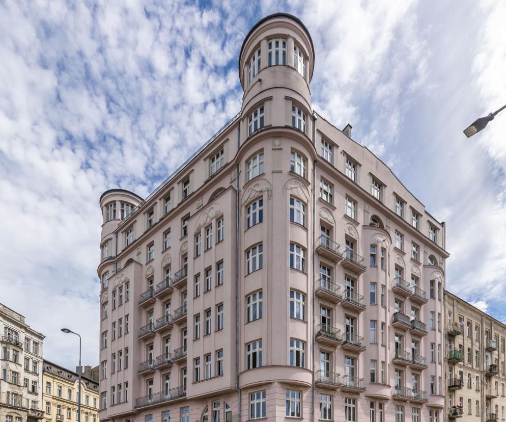 Kamienica Jana Łaskiego z charakterystycznymi wieżyczkami na dachu. O jej historii przeczytasz w serwisie Architektura.