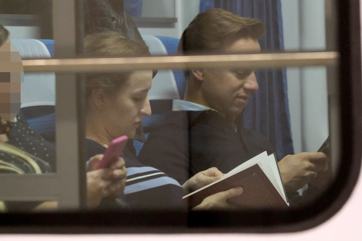 Krzysztof Bosak przy żonie zapomniał o maseczce