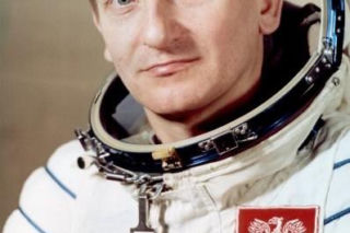 Ocalał z rzezi wołyńskiej, został pierwszym Polakiem w kosmosie. Kim był Mirosław Hermaszewski?