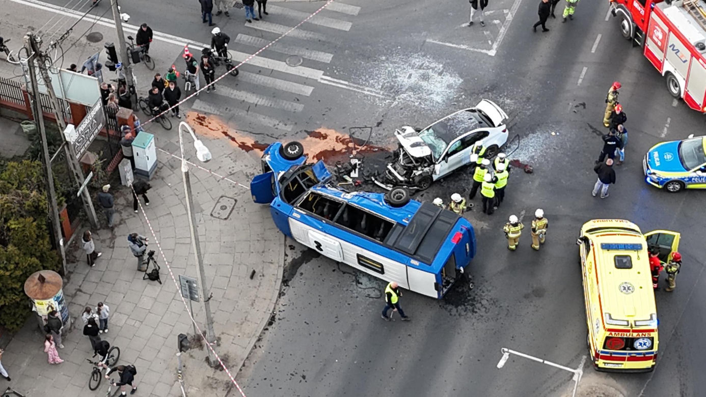 Wypadek w Markach. Autobus zderzył się z osobówką. Jest wielu rannych!