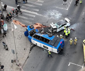 Wypadek w Markach. Autobus zderzył się z osobówką. Jest wielu rannych!