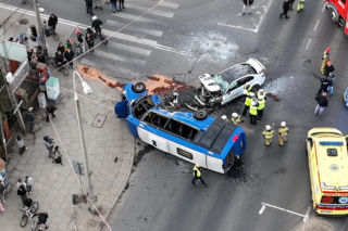 Wypadek w Markach. Autobus zderzył się z osobówką. Jest wielu rannych!