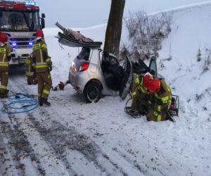 Wielkie Lniska: Z samochodu została MIAZGA! Jedna osoba trafiła do szpitala