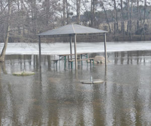 Przekroczenie poziomu alarmowego na Wkrze - sytuacja w piątek
