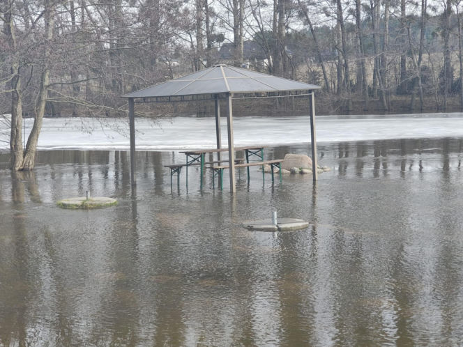 Przekroczenie poziomu alarmowego na Wkrze - sytuacja w piątek