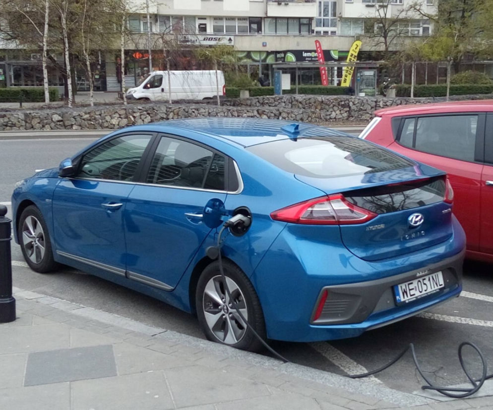 samochód elektryczny, ładowanie samochodu