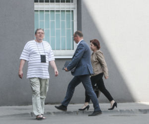 Pani Basia przy łóżku prezesa