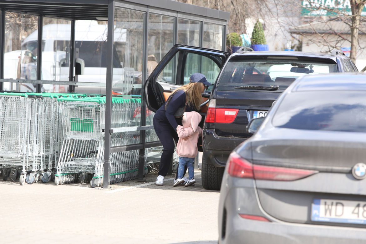 Joanna Kurska jak amerykańska gwiazda buszuje w sklepie ogrodniczym