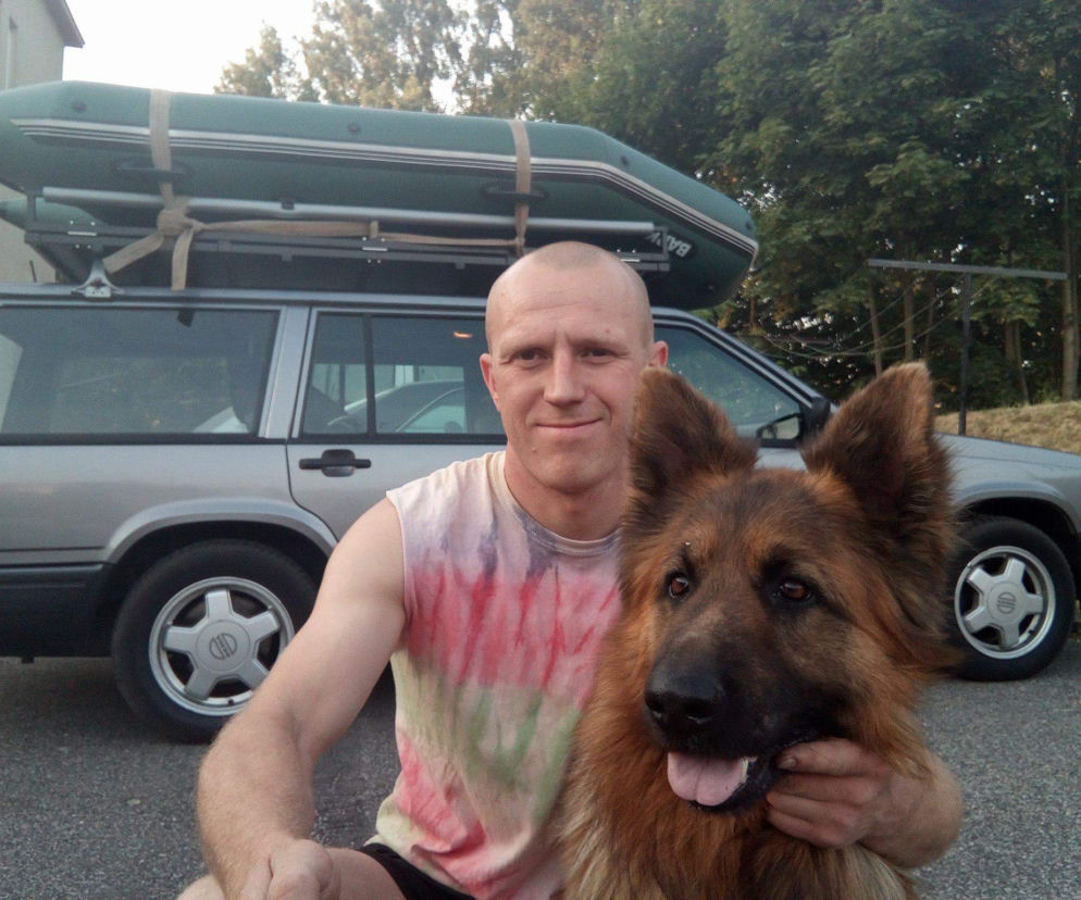 Marek Madej wraz z Dunajem, w tle ponton, którym wyruszą na wyprawę