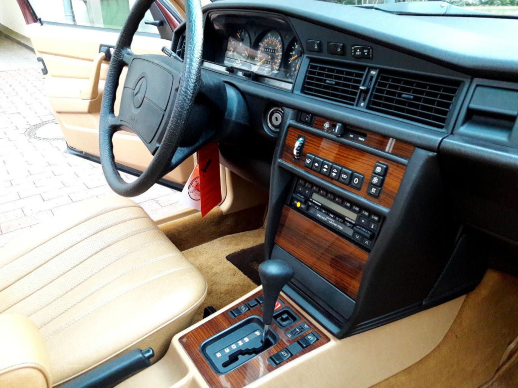 Mercedes-Benz 190E z przebiegiem 499 km