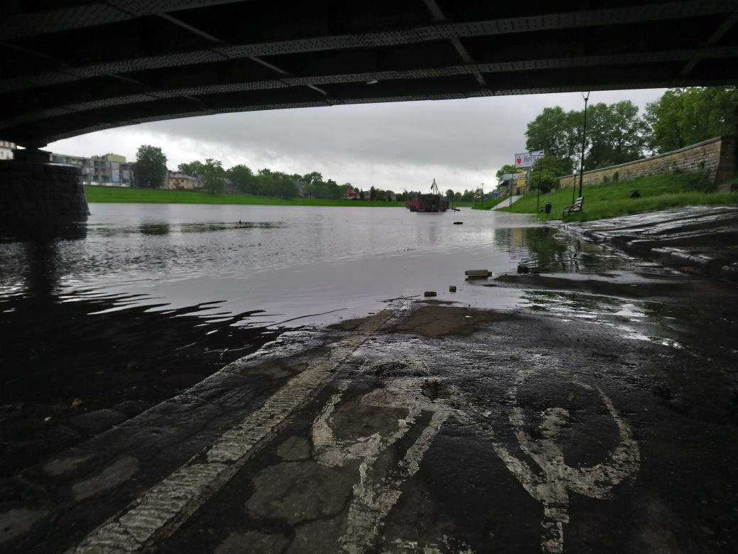 Ulewy w Krakowie 23.05.2019: Wylała Wisła, zalane są bulwary