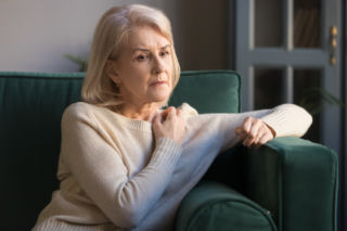Uderzenia gorąca to tylko część problemu. Menopauza może wpływać także na sen i psychikę