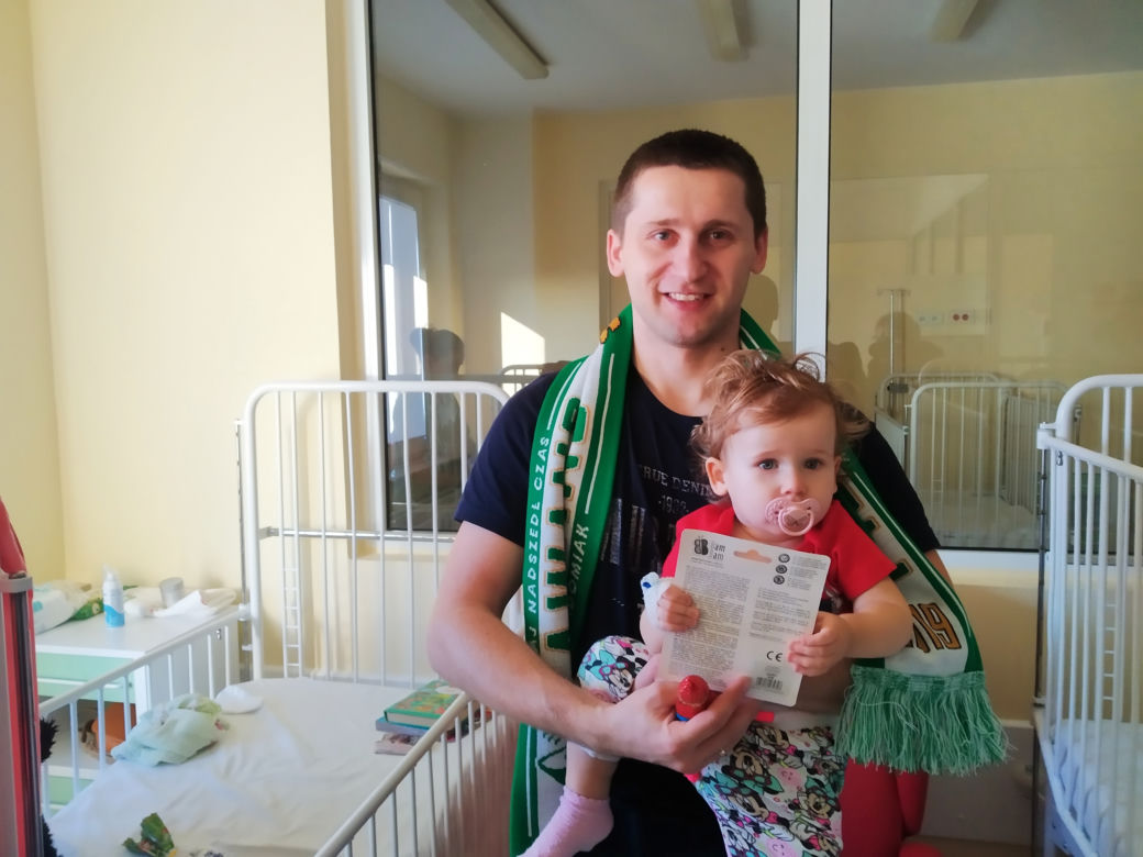 Radom: Zielony Mikołaj obdarował dzieci prezentami! 
