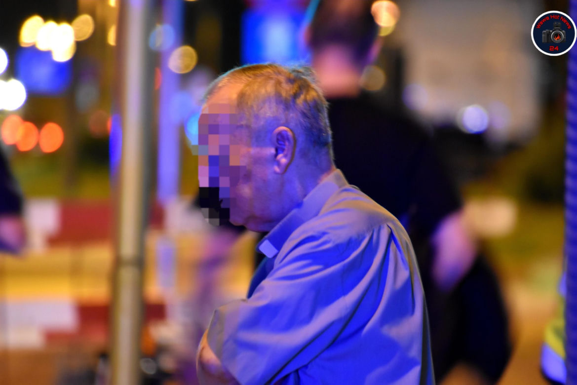 Ksiądz długo stał milcząc wpatrzony w leżący na jezdni motocykl