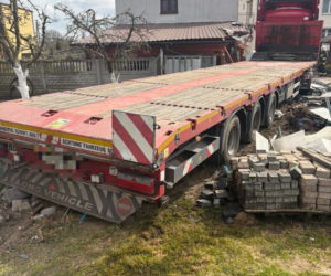 Ciężarówka staranowała plac zabaw i wjechała na podwórko! O krok od tragedii