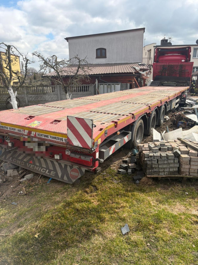 Ciężarówka staranowała plac zabaw i wjechała na podwórko! O krok od tragedii