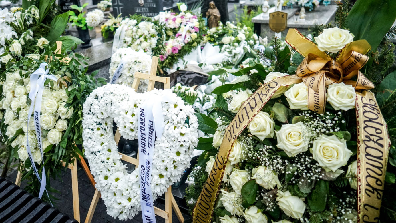 2-letnia Natalka zginęła na oczach taty. Aniołek jest już w niebie. Trumienka utonęła w białych kwiatach