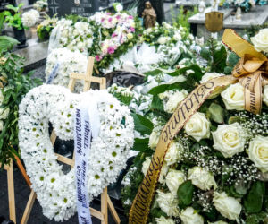 2-letnia Natalka zginęła na oczach taty. Aniołek jest już w niebie. Trumienka utonęła w białych kwiatach
