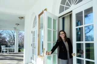 Trump obsypuje młode asystentki pieniędzmi! Na Święta